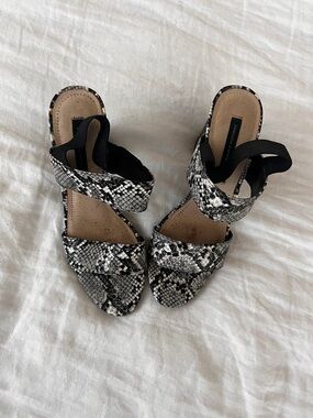 French Connection Snake-Print Black & White Strappy Women’s Sandals Size 6